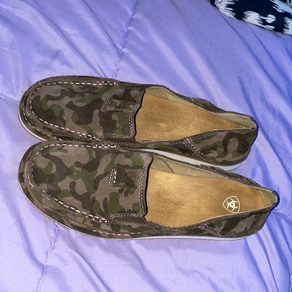 Brand ariat. Size 10 women. Camo with pink stitch.